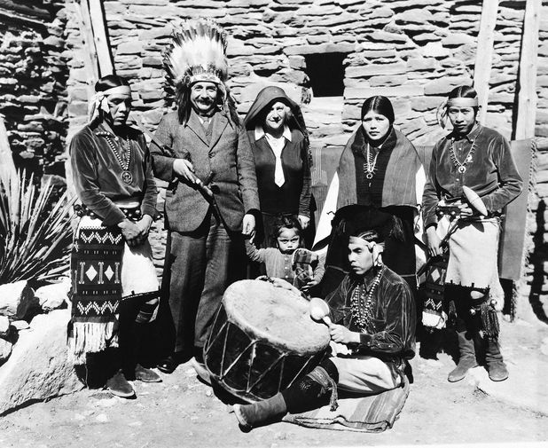 Профессор Альберт Эйнштейн с женой Эльзой и племенем хопи в Гранд-Каньоне, штат Аризона, 1931 год