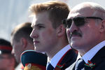 Президент Белоруссии Александр Лукашенко с сыном Николаем во время военного парада в честь 75-летия Победы в Великой Отечественной войне 1941-1945 годов на Красной площади в Москве, 24 июня 2020 года