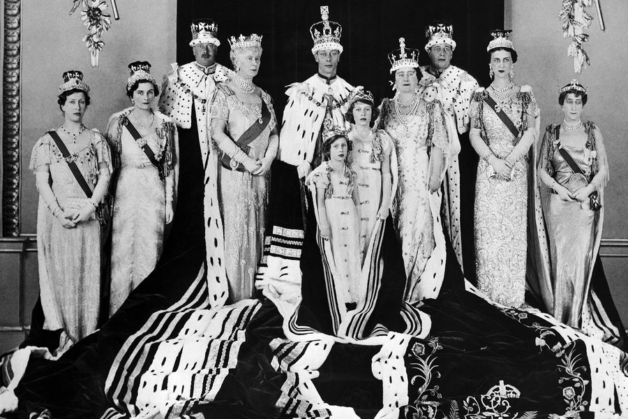 Король Великобритании Георг VI (в центре) с&nbsp;женой королевой Елизаветой (справа в&nbsp;центре), дочерьми &mdash; принцессой Елизаветой (на переднем плане в&nbsp;центре) и Маргарет, и другими членами королевской семьи после его коронации, Лондон, 15&nbsp;мая 1937&nbsp;года