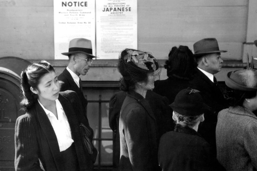Американцы японского происхождения перед на фоне приказов об интернировании