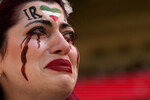 Болельщица во время матча между сборными Уэльса и Ирана на Чемпионате мира-2022 в Катаре