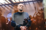 Координатор «Левого фронта» Сергей Удальцов, обвиняемый по делу об оправдании терроризма с использованием интернета, во время рассмотрения ходатайства об избрании меры пресечения в виде содержания под стражей в Басманном суде, 12 января 2024 года