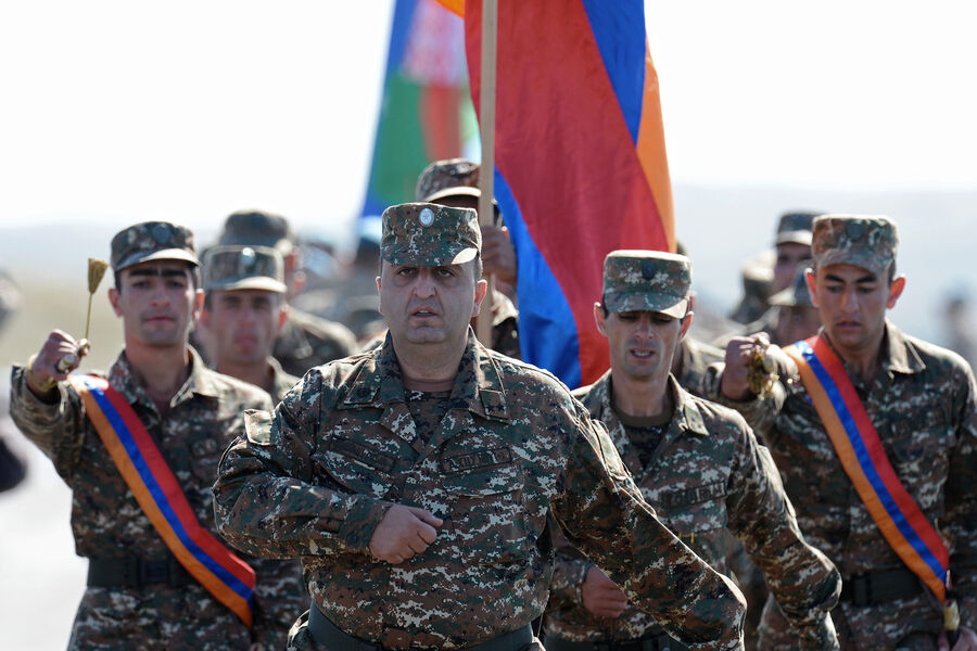 Военнослужащие Армении во время подготовки к официальной церемонии начала учений Коллективных сил оперативного реагирования Организации Договора о коллективной безопасности «Взаимодействие 2014»