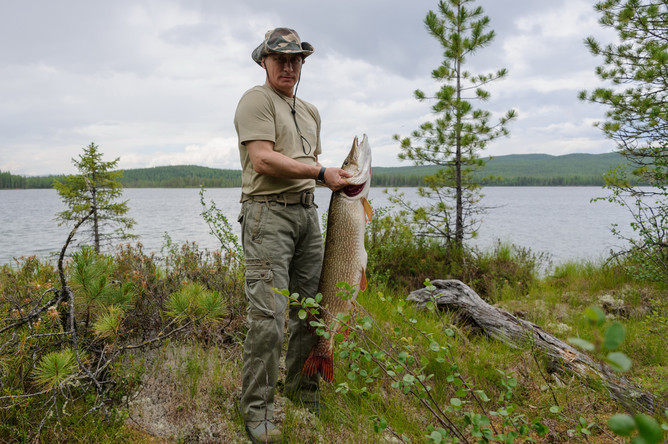 Владимир Путин во время рыбалки в одном из национальных заповедников Тывы