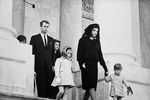 Жаклин Кеннеди с детьми в день похорон Джона Кеннеди 25 октября 1963 года в Вашингтоне