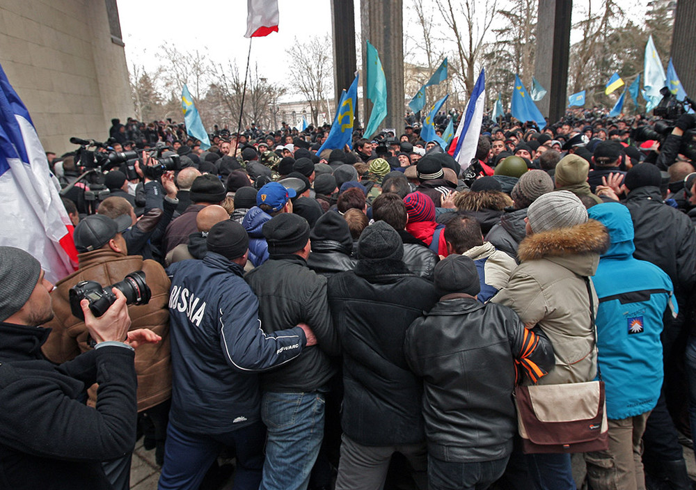 Участники митинга у здания Верховного совета Крыма в Симферополе