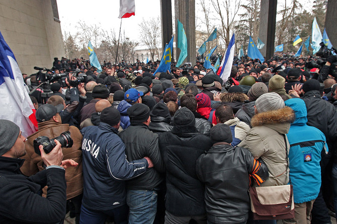 Участники митинга у здания Верховного совета Крыма в Симферополе