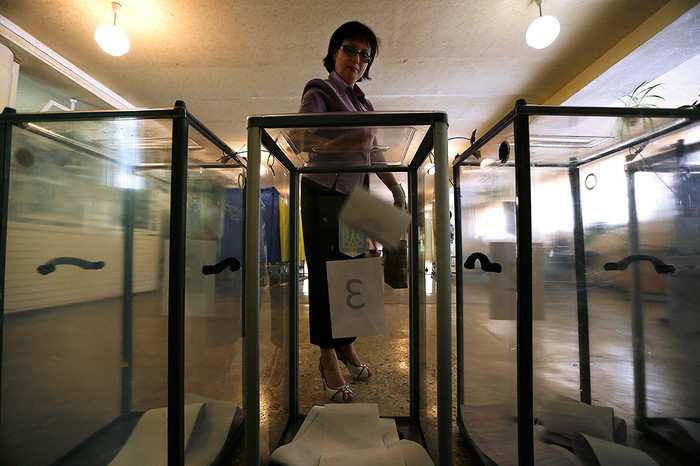 Избиратель во время голосования на&nbsp;внеочередных выборах президента Украины в&nbsp;городе Красноармейске, Донецкая область