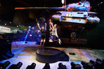 Посетители выставки фотографируются около танка из игры «World of Tanks» на стенде компании Ubisoft