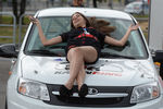 Девушка на капоте автомобиля Lada Granta во время автошоу Kazan City Racing в Казани