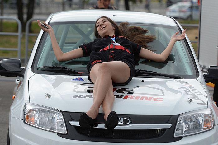 Девушка на&nbsp;капоте автомобиля Lada Granta во время автошоу Kazan City Racing в&nbsp;Казани