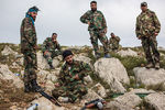 Военнослужащие правительственной армии Сирии на позиции войск на одной из вершин возле города Кесаб, захваченного исламистами, 2014 год