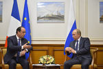 Президент Франции Франсуа Олланд и президент России Владимир Путин во время встречи в аэропорту Внуково