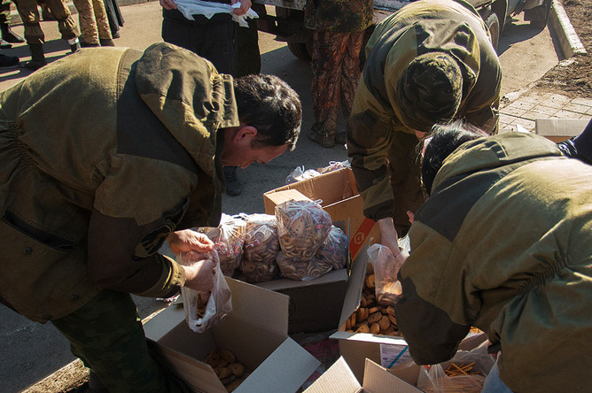 Ополченцы Донецкой народной республики раздают гуманитарную помощь жителям Дебальцево