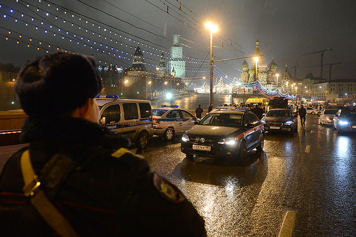 Полицейские машины на месте убийства политика Бориса Немцова на Большом Москворецком мосту