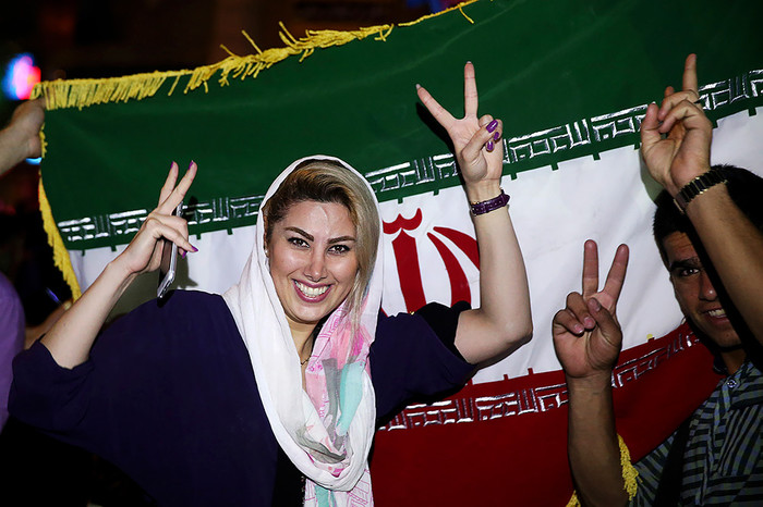 Иранцы празднуют отмену санкций на&nbsp;улицах Тегерана