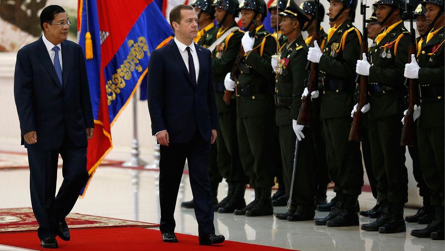 Премьер-министр Камбоджи Хун Сен и премьер-министр РФ Дмитрий Медведев (слева направо) во время церемонии официальной встречи