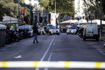 Полицейское оцепление рядом с местом наезда фургона на пешеходов в центре Барселоны, 17 августа 2017 года