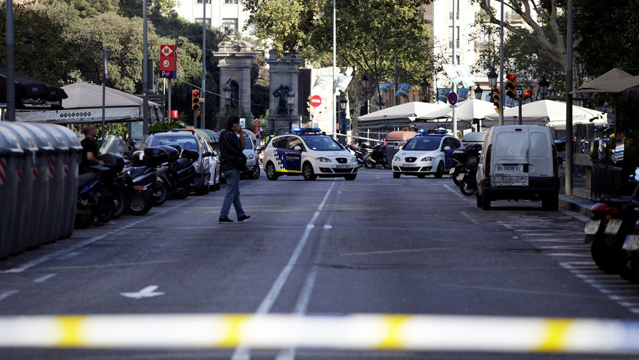 Полицейское оцепление рядом с&nbsp;местом наезда фургона на&nbsp;пешеходов в&nbsp;центре Барселоны, 17 августа 2017 года