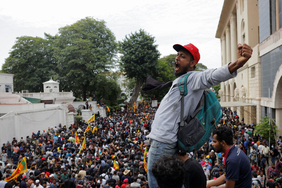Протестующие у&nbsp;резиденции президента Готабая Раджапакса в&nbsp;Коломбо, Шри-Ланка, 9&nbsp;июля 2022&nbsp;года