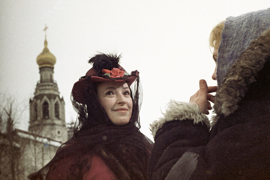 Актриса Клара Лучко (слева) в&nbsp;роли знатной дамы в&nbsp;фильме «Дядюшкин сон», 16&nbsp;февраля 1966&nbsp;года
