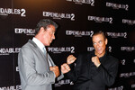 <b>“Неудержимые 2” (2012)</b>
<br><br>
Ван Дамм настолько убедительно воплотил антагониста, что получил титул “Лучший злодей 2012 года”, а финальную рукопашную схватку со Сталлоне актер придумал сам – ради зрителей, которые ждали этого поединка десятилетиями.
<br><br>
<b>На фото:</b> Жан-Клод Ван Дамм и Сильвестр Сталлоне во время премьеры фильма
