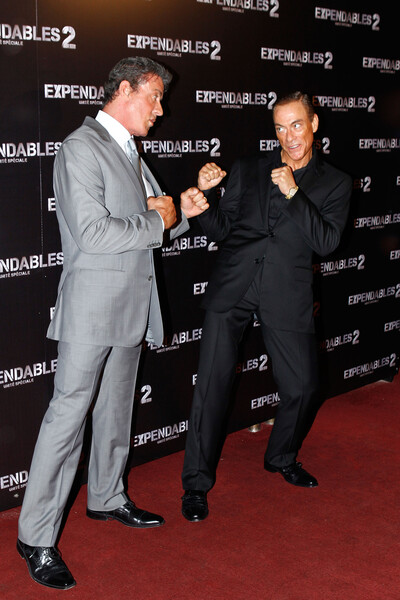 <b>“Неудержимые 2” (2012)</b>
<br><br>
Ван Дамм настолько убедительно воплотил антагониста, что получил титул “Лучший злодей 2012&nbsp;года”, а финальную рукопашную схватку со Сталлоне актер придумал сам – ради зрителей, которые ждали этого поединка десятилетиями.
<br><br>
<b>На фото:</b> Жан-Клод Ван Дамм и Сильвестр Сталлоне во время премьеры фильма
