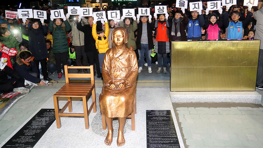 Памятник «женщинам для утешения» перед генконсульством Японии в корейском Пусане, 30 декабря 2016 года