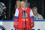 Владимир Путин выступает перед началом гала-матча VI Всероссийского фестиваля Ночной хоккейной лиги в ледовом дворце «Большой» Олимпийского парка Сочи