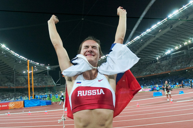Греция, Афины. Российская спортсменка Елена Исинбаева установила на Играх новый олимпийский и мировой рекорд в прыжках с шестом, преодолев планку 4,91 м, 2004 год