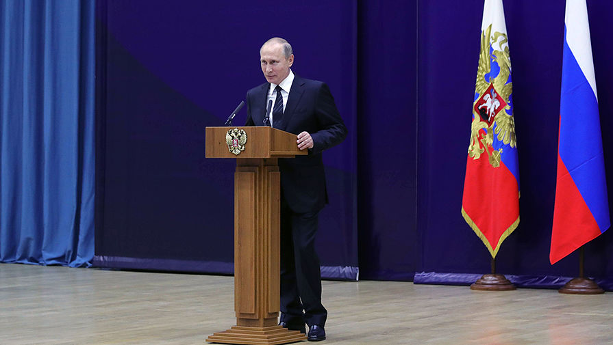 Владимир Путин выступает на торжественном мероприятии по случаю 95-летия российской нелегальной разведки в штаб-квартире Службы внешней разведки