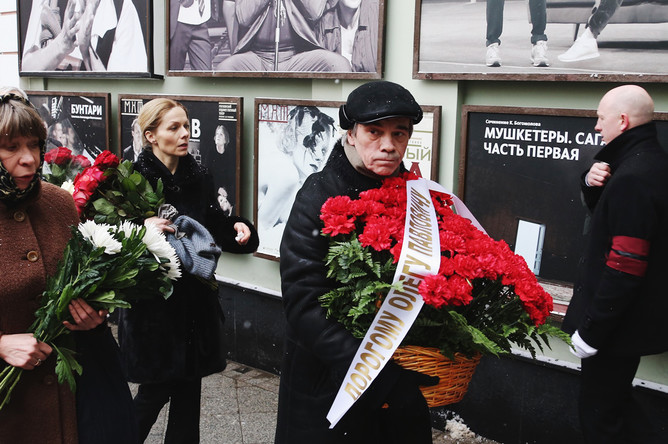 Главный режиссер театра «Сфера» Александр Коршунов во время церемонии прощания с Олегом Табаковым в МХТ имени Чехова, 15 марта 2018 года