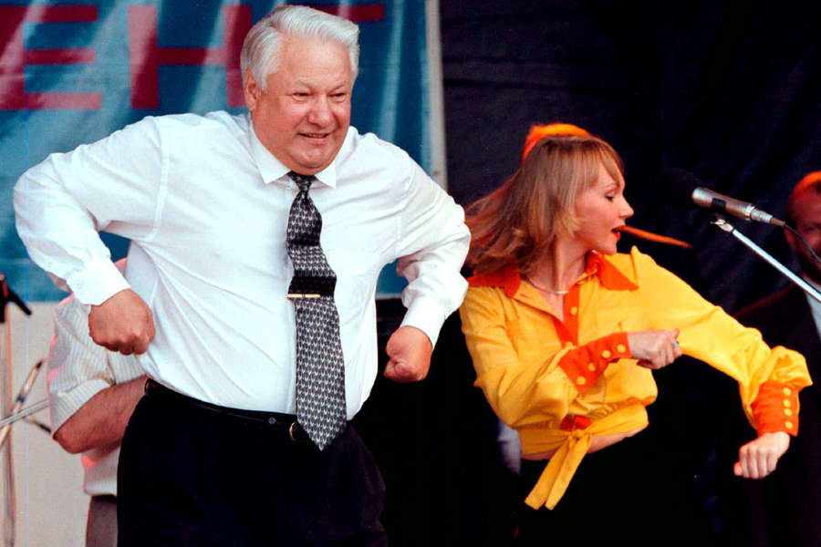 Президент России Борис Ельцин танцует на концерте в Ростове-на-Дону, 10 июня 1996 года