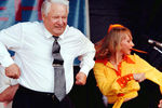 Президент России Борис Ельцин во время танца на концерте в Ростове-на-Дону, 10 июня 1996 года