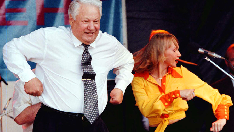 Президент России Борис Ельцин во время танца на&nbsp;концерте в&nbsp;Ростове-на-Дону, 10 июня 1996 года