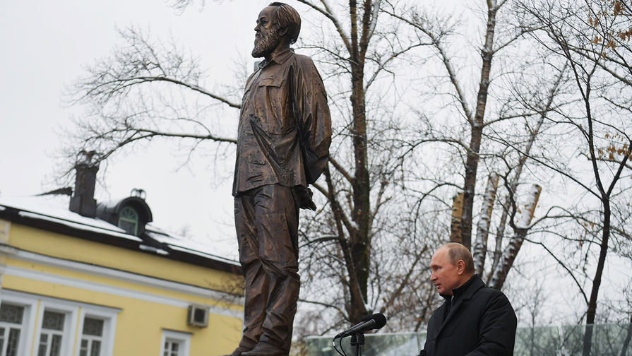 Президент России Владимир Путин на&nbsp;церемонии открытия памятника писателю Александру Солженицыну, 11 декабря 2018 года
