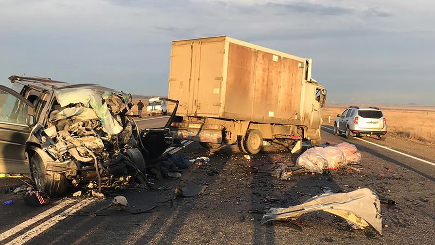 На месте столкновения микроавтобуса Mercedes Vito и грузового автомобиля «ЗИЛ» на 252-м км федеральной автодороги «Кавказ» недалеко от города Невинномысска, 6 марта 2019 года