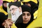 Женщина держит фотографию верховного руководителя Исламской Республики Иран Али Хаменеи во время демонстрации в Ливане, 2017 год