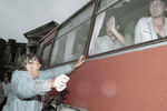 Автобус с заложниками, освобожденными в ходе операции в Буденновске, 17 июня 1995 года