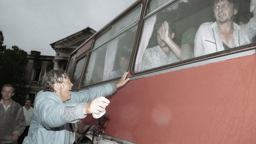 Автобус с&nbsp;заложниками, освобожденными в&nbsp;ходе операции в&nbsp;Буденновске, 17 июня 1995 года