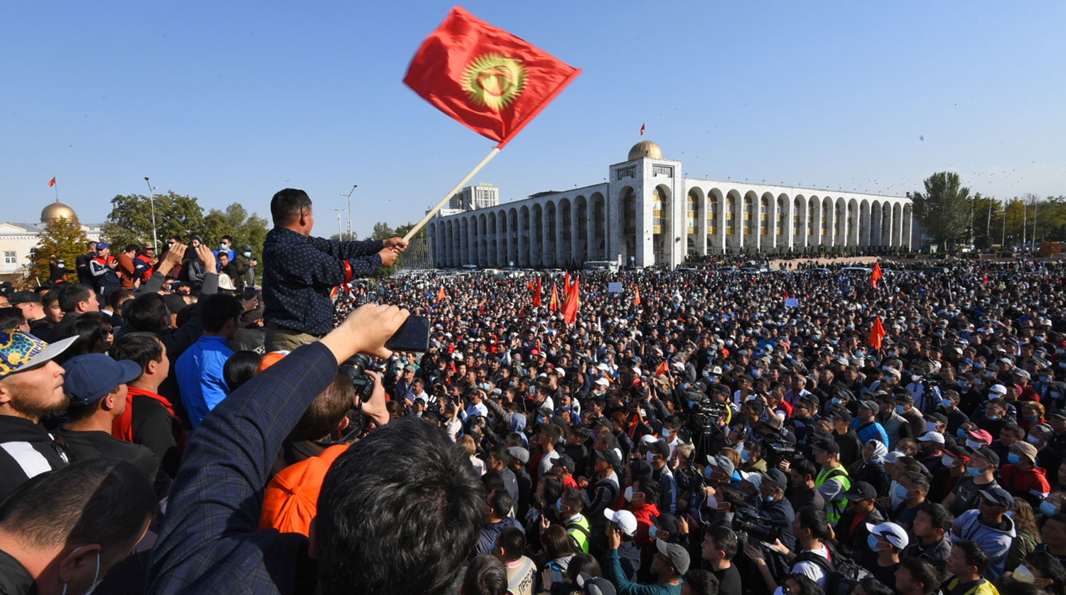 Участники акции протеста в Бишкеке, 5 октября 2020 года