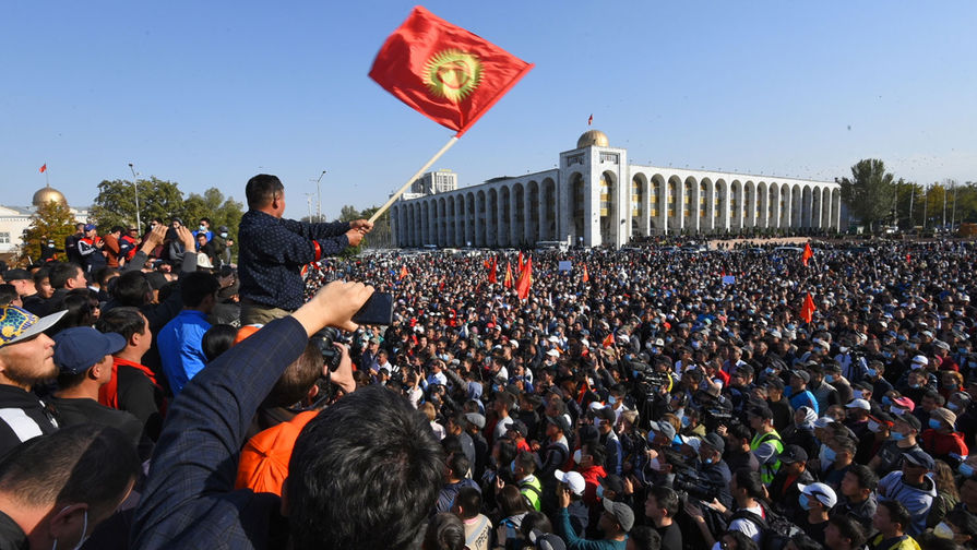 Участники акции протеста в&nbsp;Бишкеке, 5 октября 2020 года