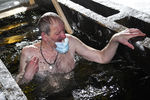 Мужчина во время крещенских купаний в купели на Семеновском озере в Мурманске, 19 января 2022 года 