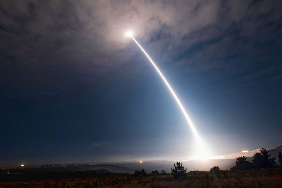 Запуск межконтинентальной баллистической ракеты Minuteman-III с авиабазы Ванденберг, Калифорния 
