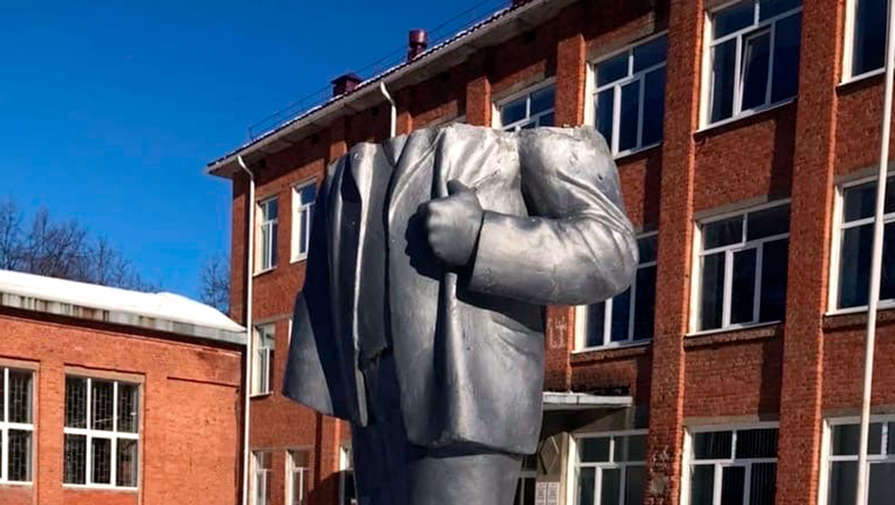 В Удмуртии мальчик обезглавил статую Ленина, делая селфи