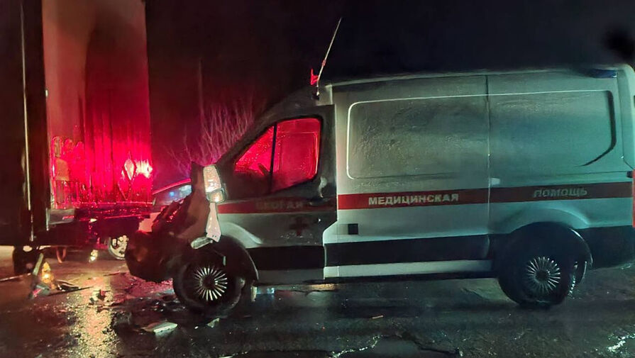 В Крыму автомобиль скорой помощи врезался в грузовик, пострадали три человека