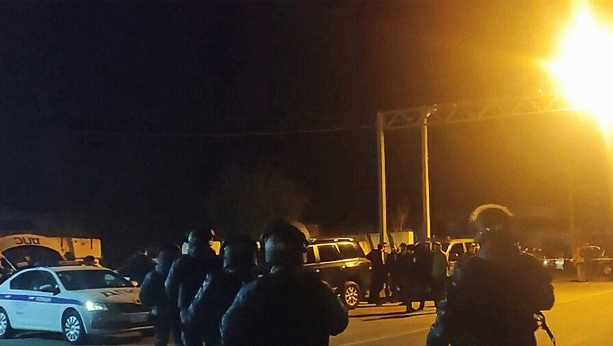 Силовики прочесывают дворы в Зязиков-Юрте, где убили троих и ранили восьмерых полицейских