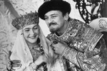 Актриса Нина Маслова и актер Юрий Яковлев в сцене из фильма «Иван Васильевич меняет профессию», 1973 год
