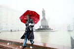 Девушка во время снегопада на Тверском бульваре, 8 мая 2024 года