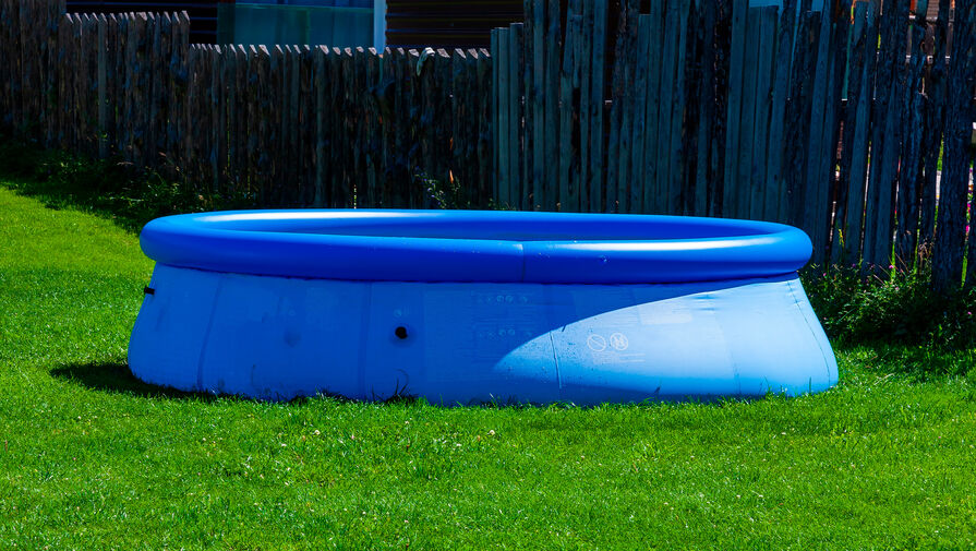 Ребенок захлебнулся в надувном бассейне во дворе дома, пока его мать выносила мусор